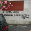 scritte sotto casa